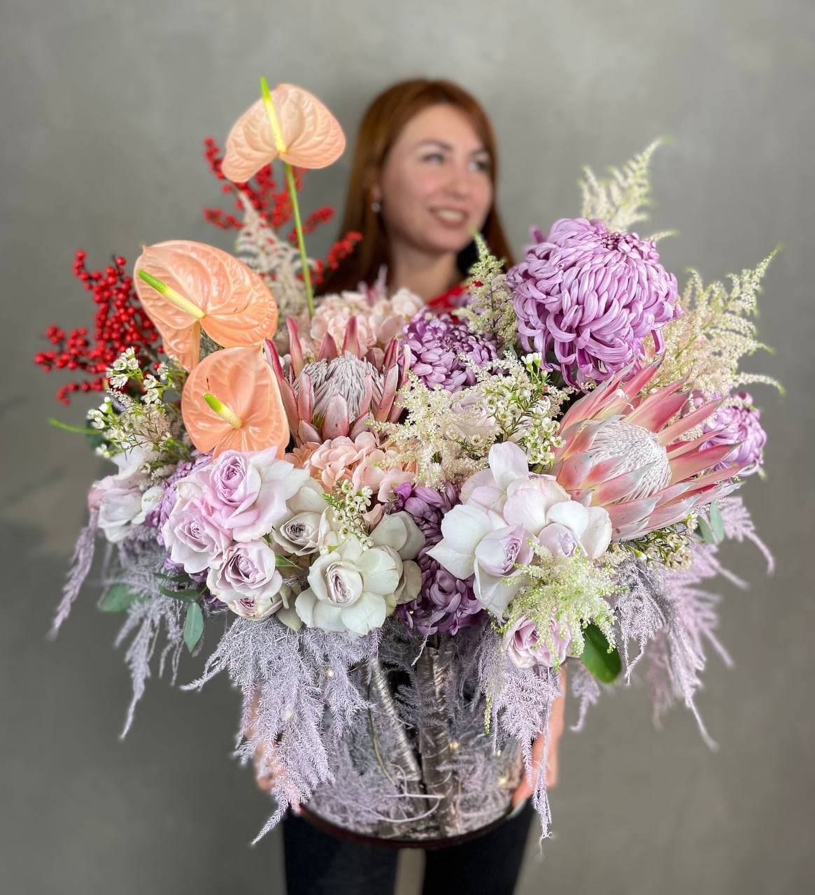 авторский букет гигант из 101 розы в насыщенно-красной гамме для торжественного юбилейного вручения