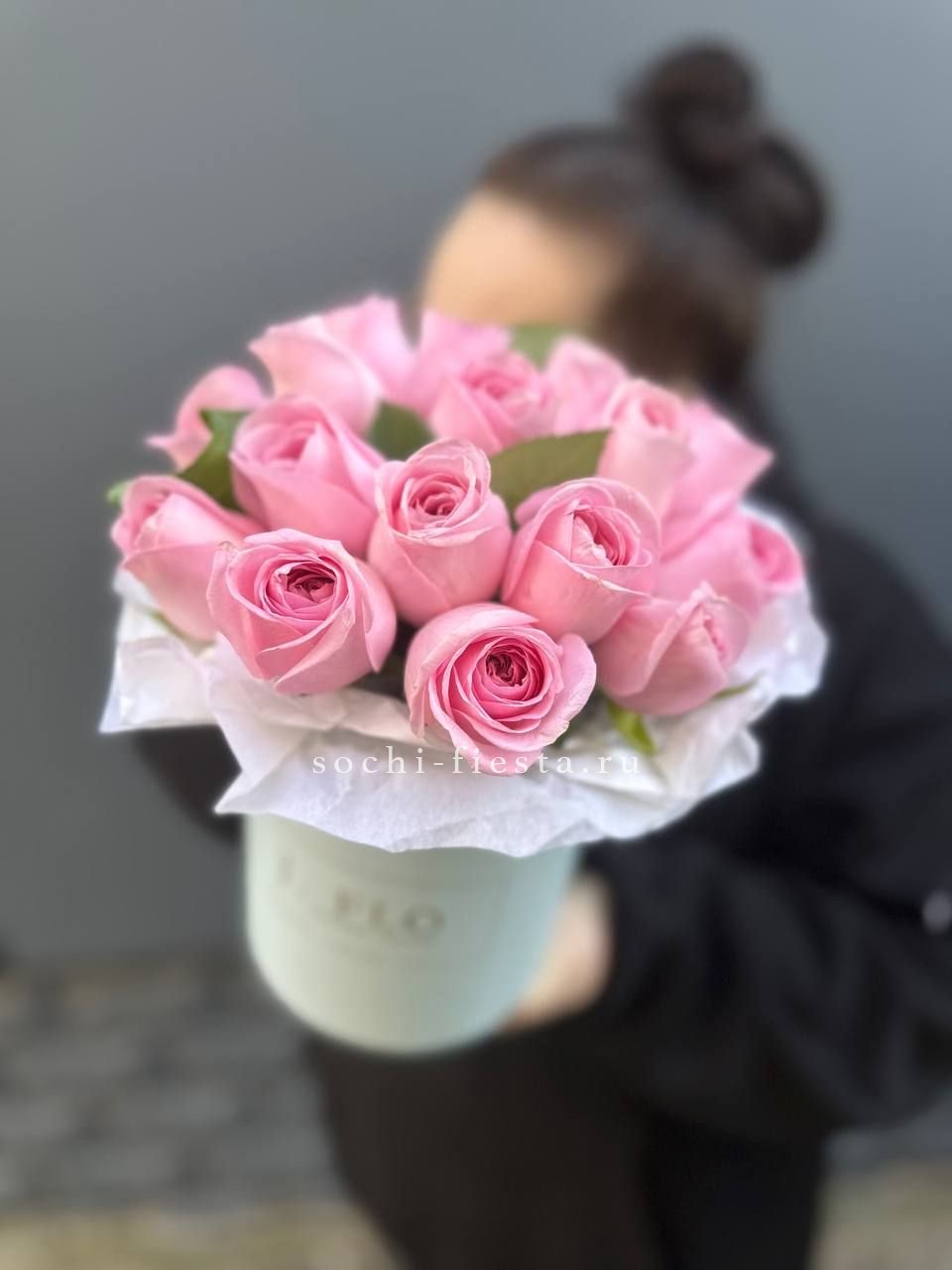 шляпная коробка с розами и хризантемами для студии флористики в Севастополи