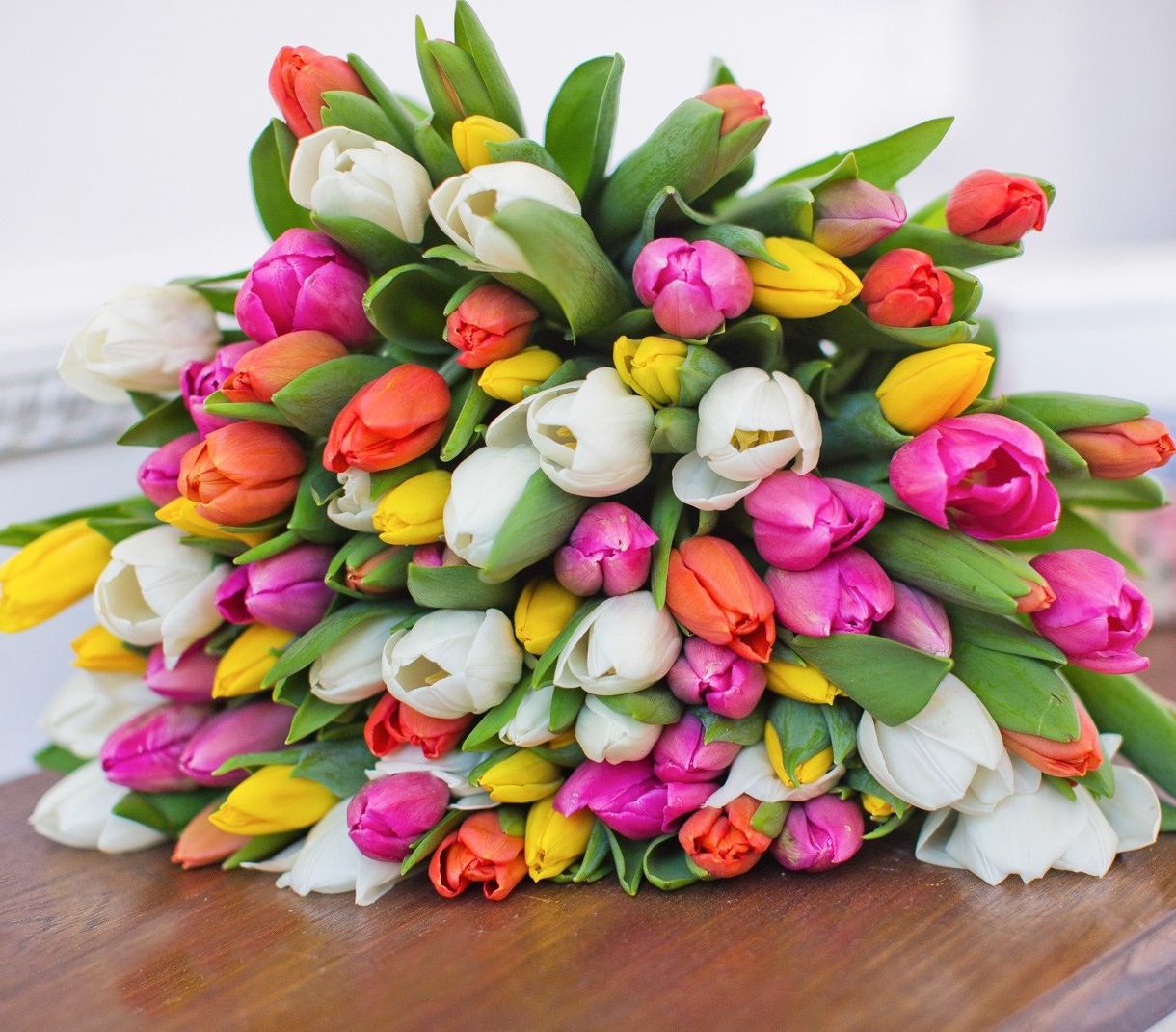 корпоративная композиция с розами и хризантемами для офиса в Севастополи