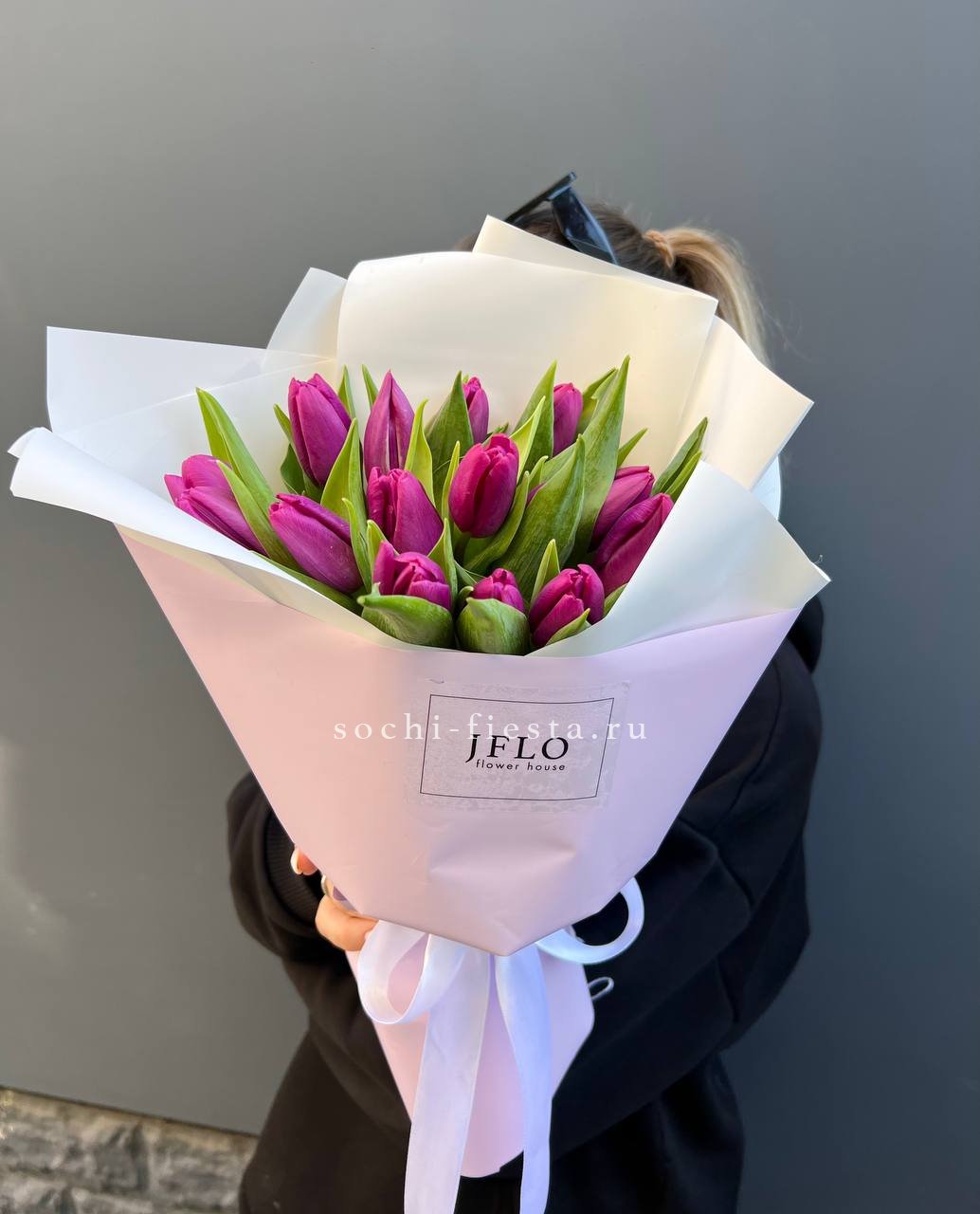 видовой каталог с розами и пионами в студии флористики в Севастополи