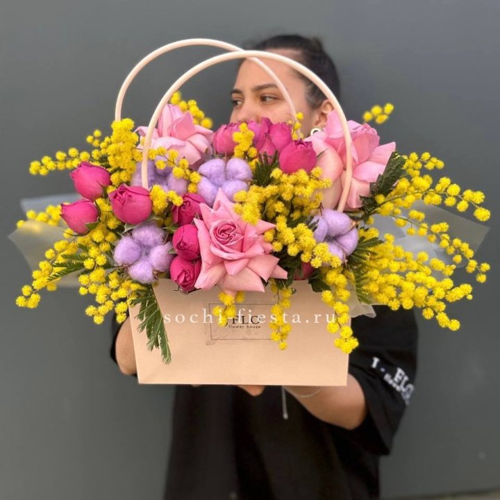 Сумочка мимозы и роз "Примавера" в Севастополи