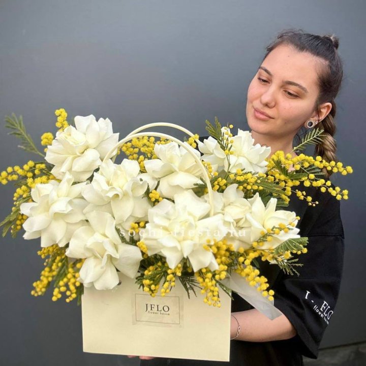 Французские Розы и мимоза  в сумочке  в Севастополи