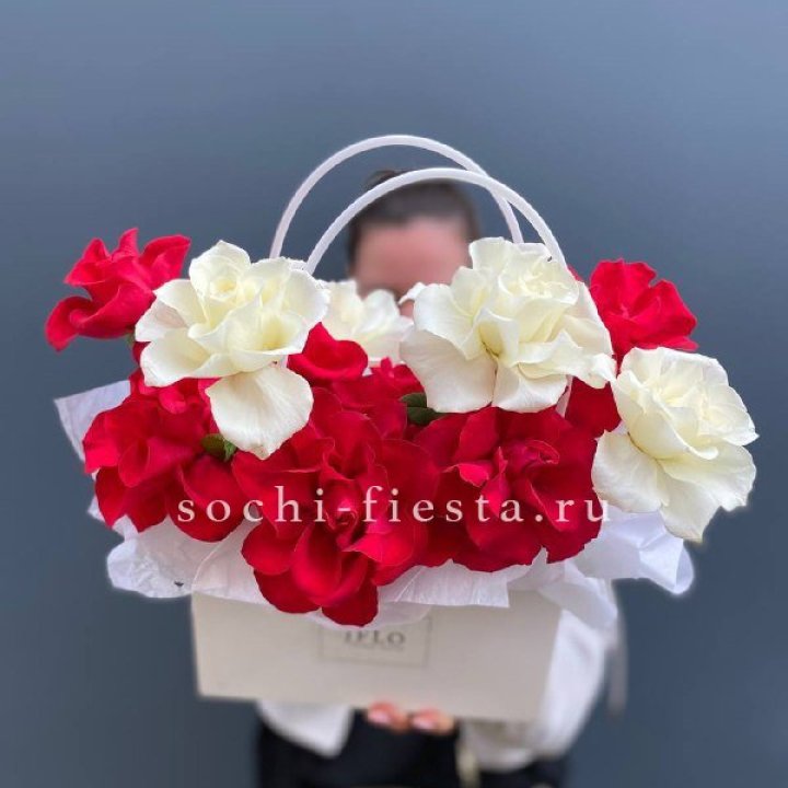 Сумочка  красных и белых роз в Севастополи