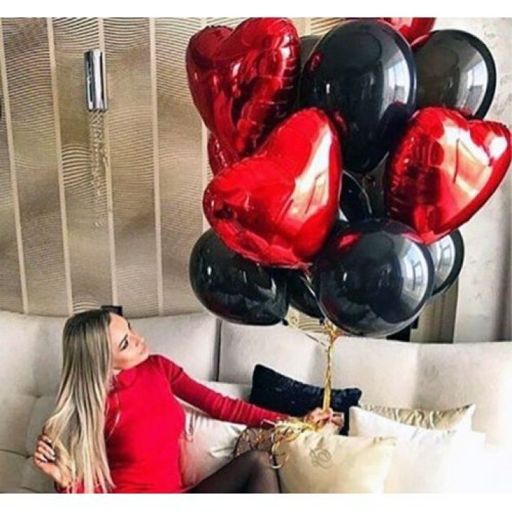 Фонтан из красных сердец с чёрными шарами  в Севастополи