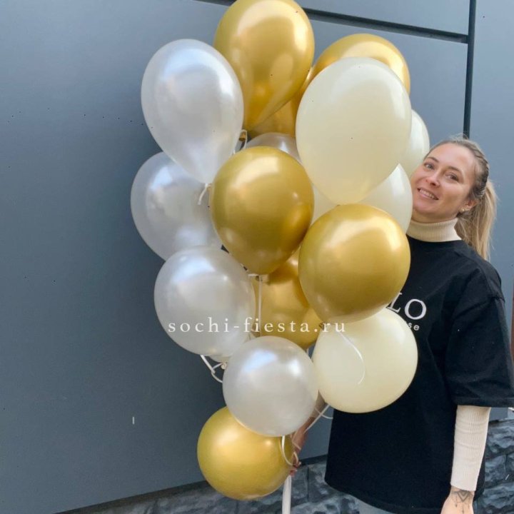 Облако шаров из белого и золотого оттенков в Севастополи