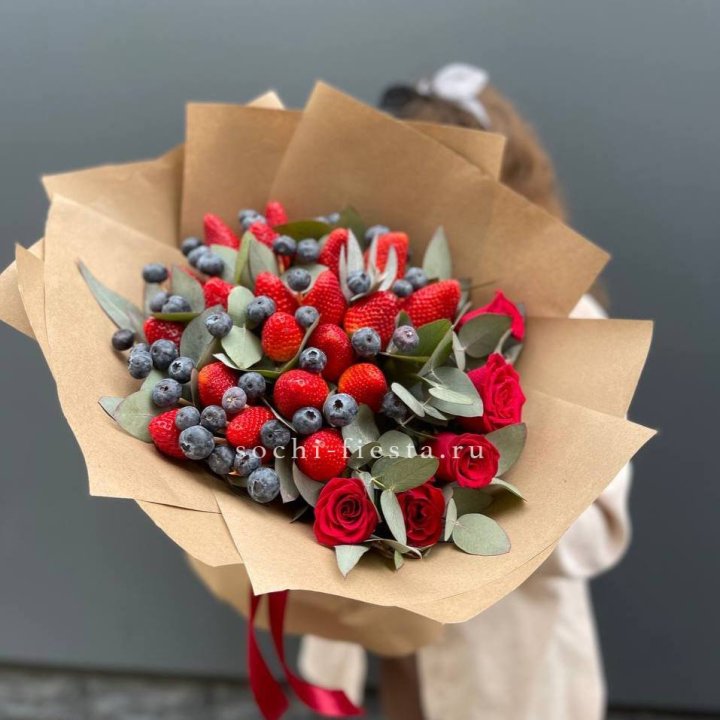Клубника и голубика с цветами в Севастополи
