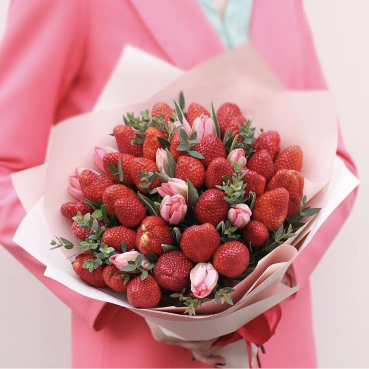 Тюльпаны и клубника в Севастополи