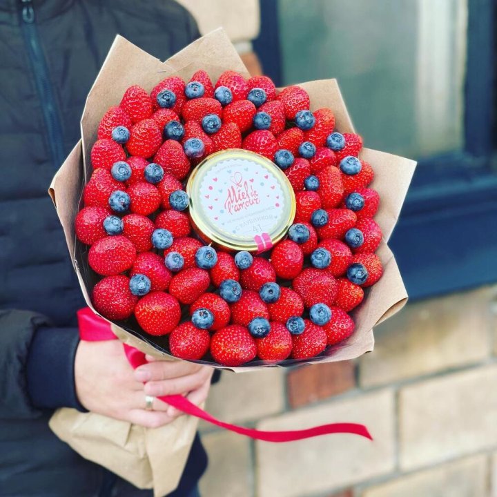 "Клубника и мёд" в Севастополи