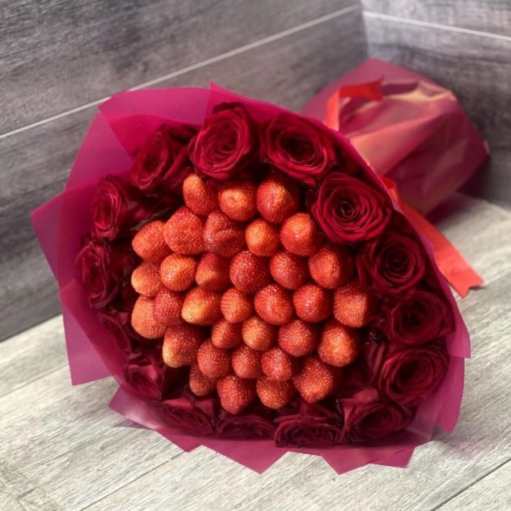 Клубничный букет с розами в Севастополи