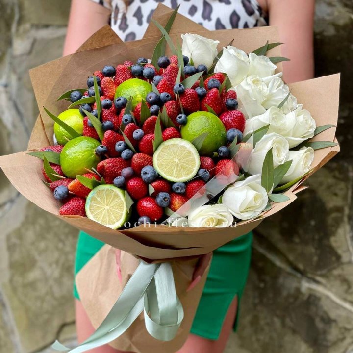 Ягодно-цитрусовый букет с розами в Севастополи