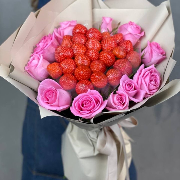 Клубника и розы в Севастополи