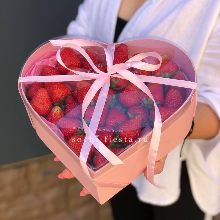 Коробочка сердце  с клубникой в Севастополи