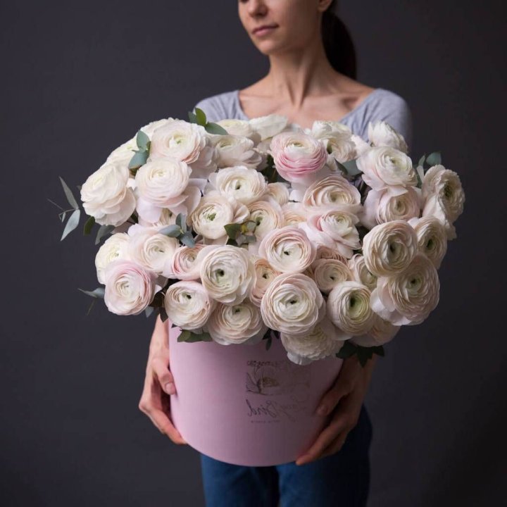 Бокс с ранункулюсами в Севастополи