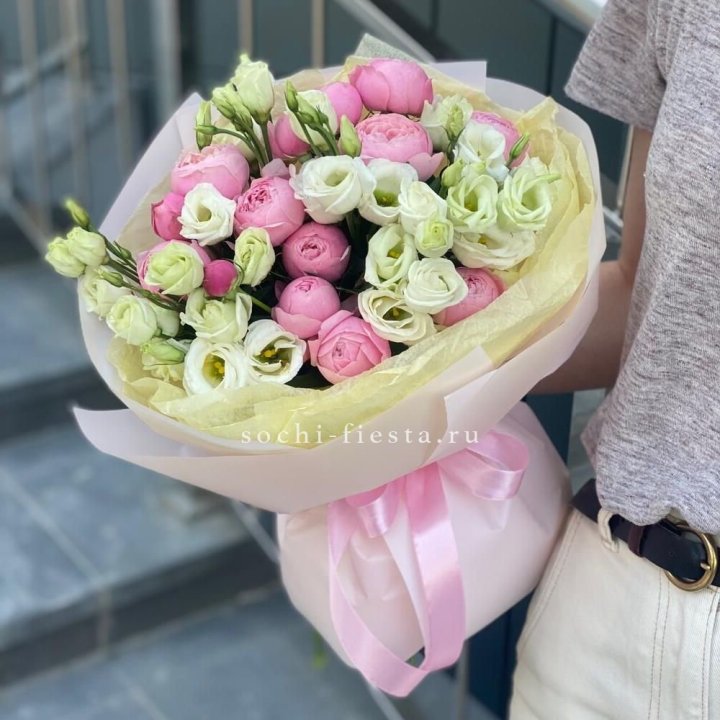 Букет кустовых роз с эустомой в Севастополи