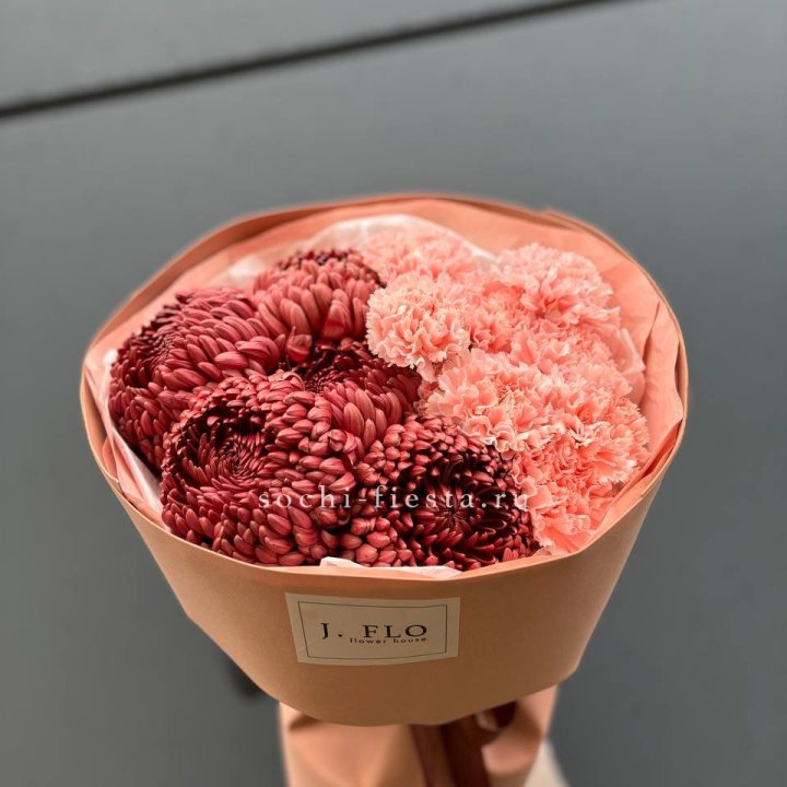 Букет хризантем и диантусов  в Севастополи