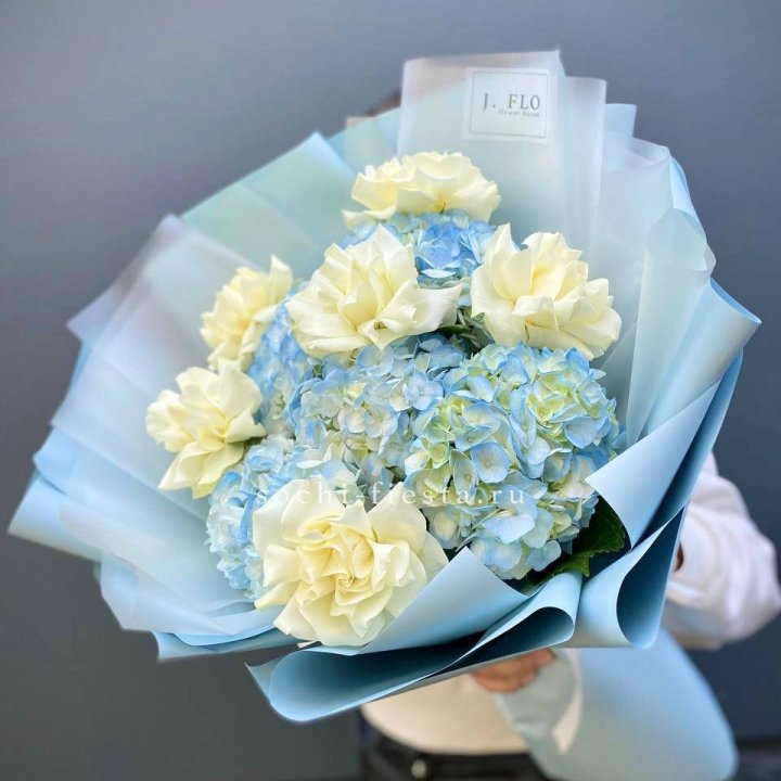  Букет из голубых гортензий и роз  в Севастополи