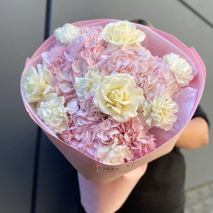  Букет гортензий и роз  в Севастополи