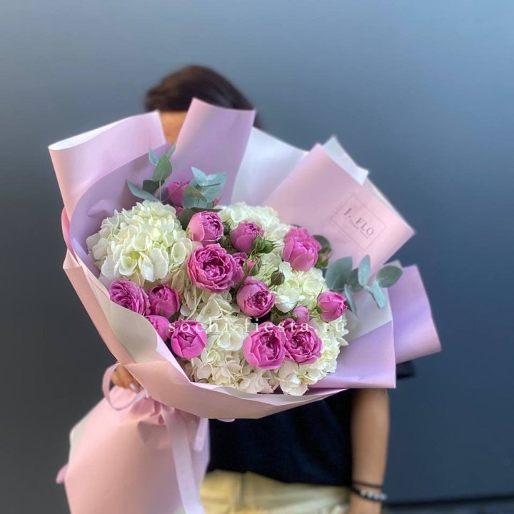 Букет белых гортензий и пионовидных роз  в Севастополи