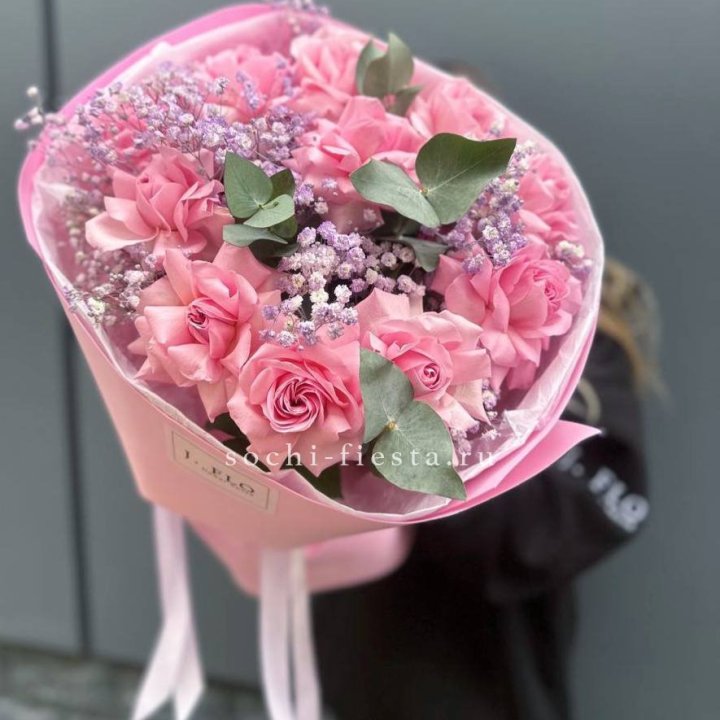 Розовые французские розы с гипсофилой в Севастополи