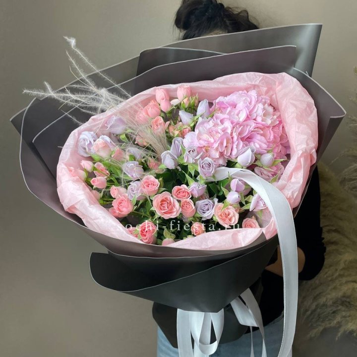  Букет гортензии и роз "Саперави" в Севастополи