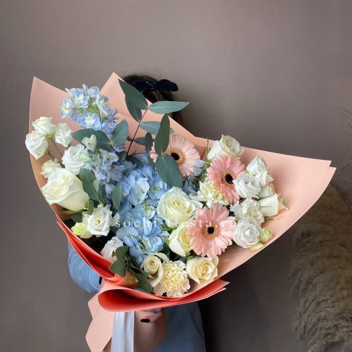  Букет гортензии и роз "Валенсия" в Севастополи