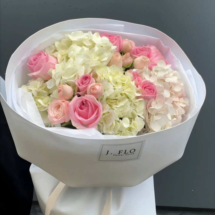  Букет гортензии и роз  "Тиамо" в Севастополи