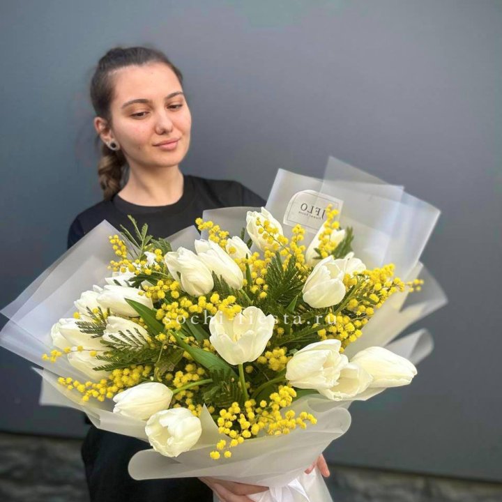 Букет тюльпанов и мимозы в Севастополи