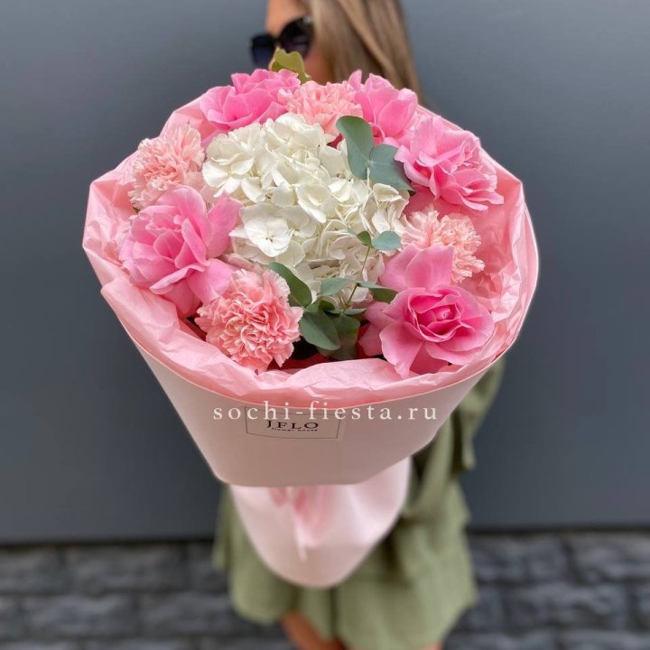 Букет роз и гортензии "Навола" в Севастополи