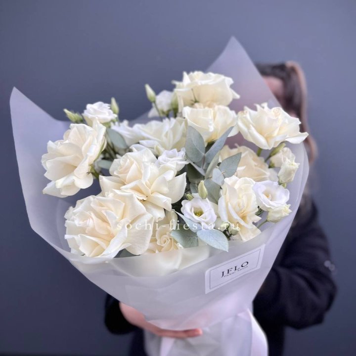 Букет французских роз и эустомы  в Севастополи