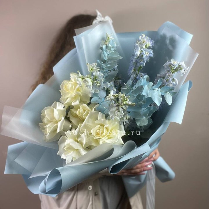 Букет из белых французских роз и дельфиниума в Севастополи