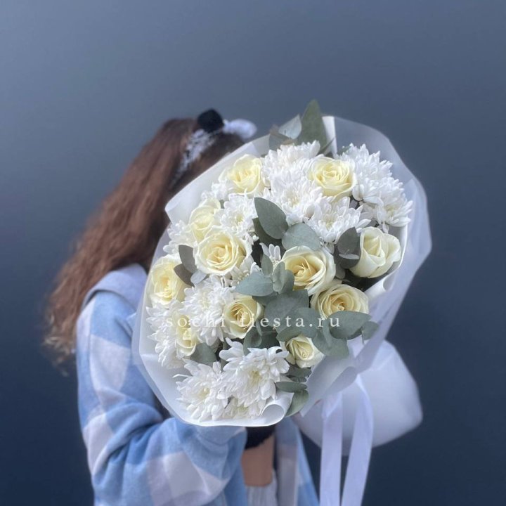  Букет белых роз с хризантемой  в Севастополи