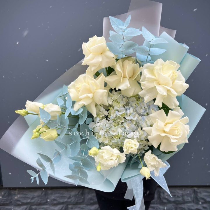 Букет с гортензией и белыми французскими розами в Севастополи