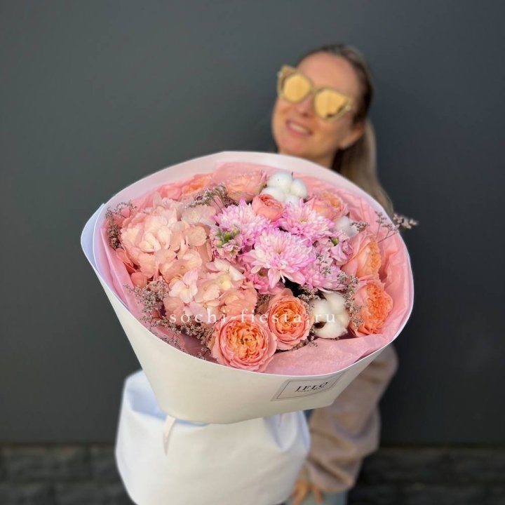 Букет гортензии и кустовых роз  в Севастополи