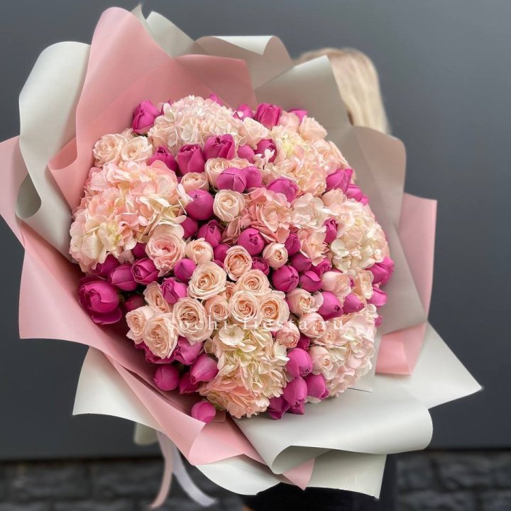 Букет кустовые розы и гортензия в Севастополи