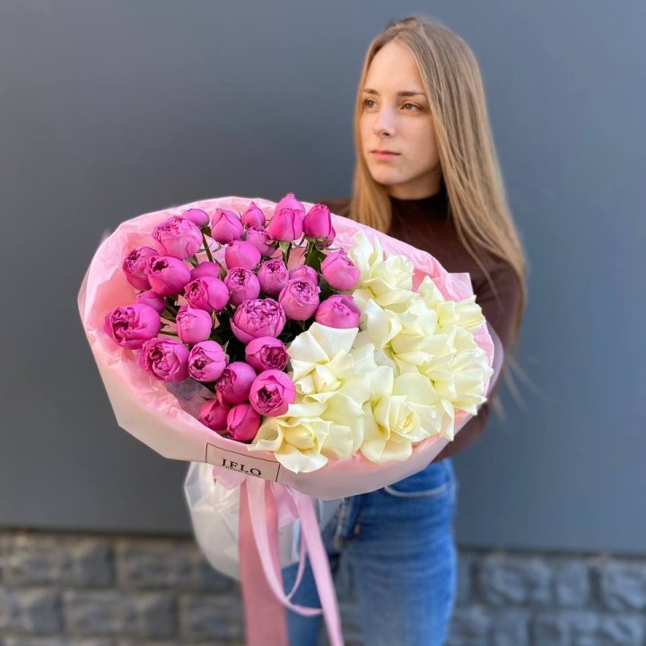 Дуо белых и кустовых роз в Севастополи