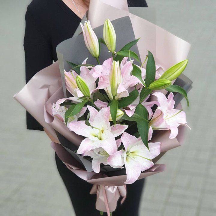 Букет розовых лилий в Севастополи