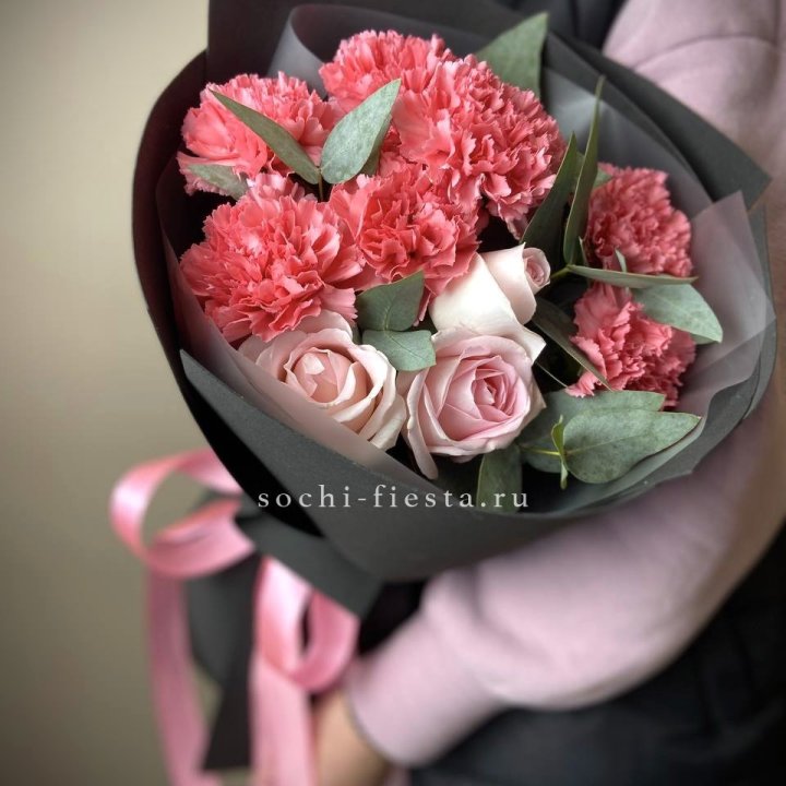 Букет из роз и диантусов "Пенелопа" в Севастополи