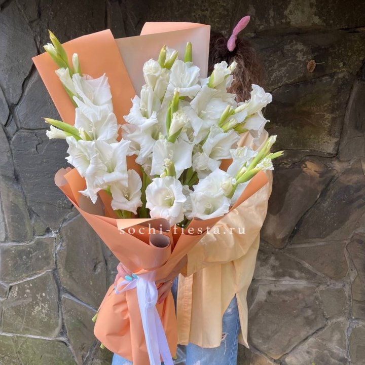 Букет белых гладиолусов  в Севастополи