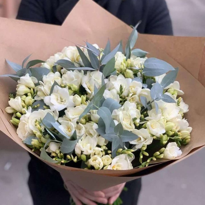 51 фрезия с эвкалиптом в Севастополи