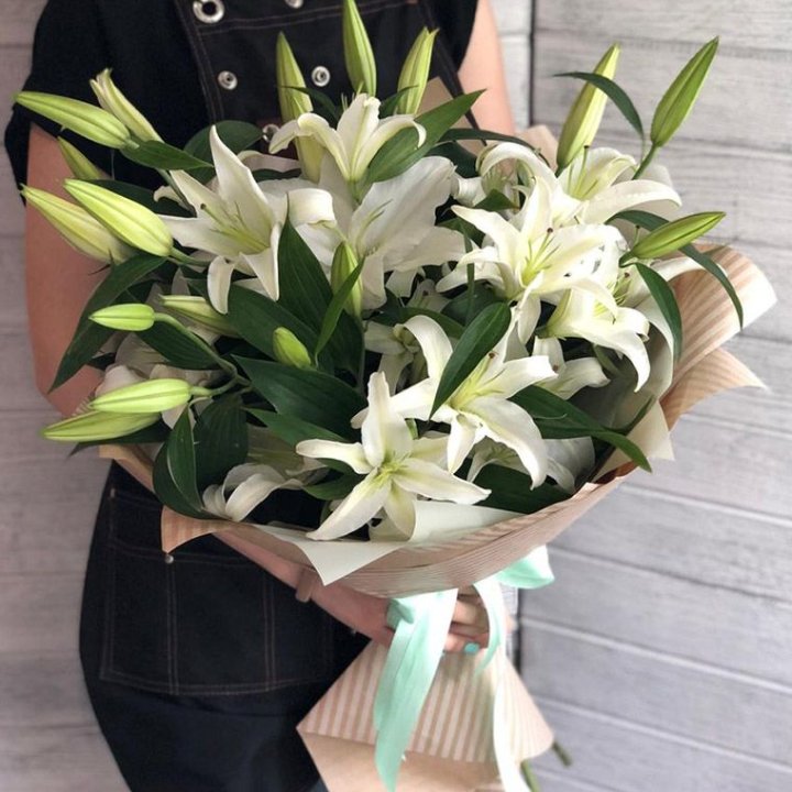 Букет белых лилий в Севастополи