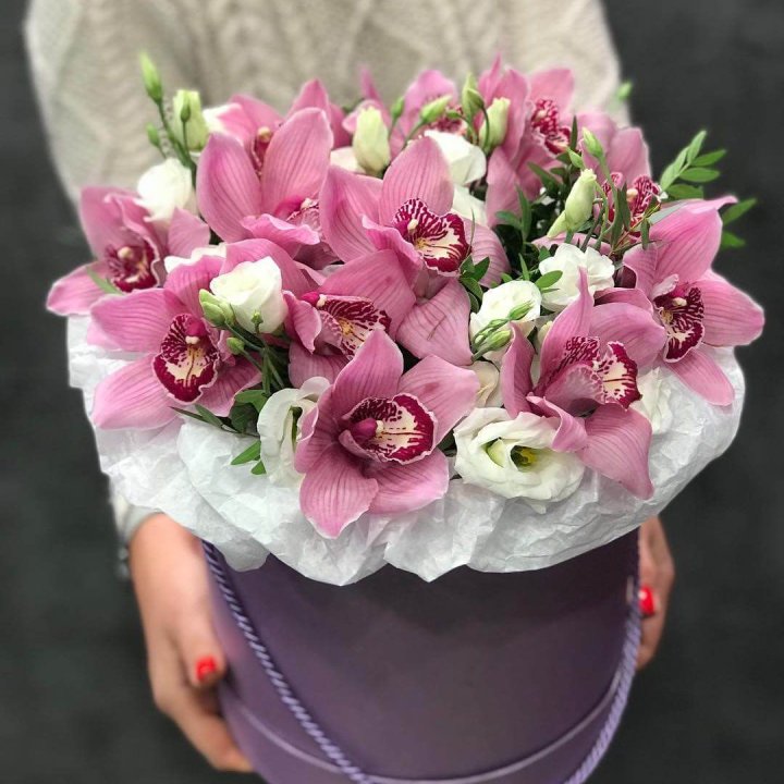 Орхидея и эустома в шляпной коробке в Севастополи