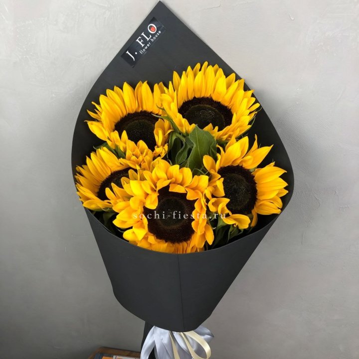 Букет из 5  подсолнухов в Севастополи