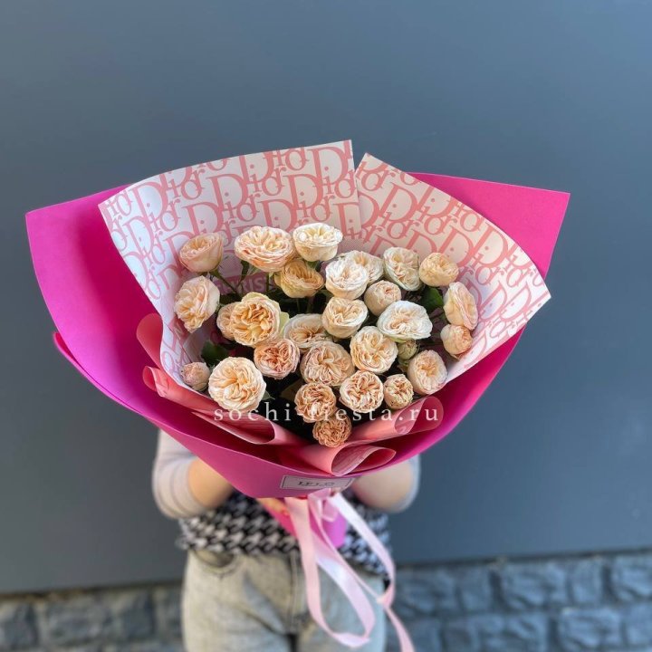 9 пионовидных роз в Севастополи