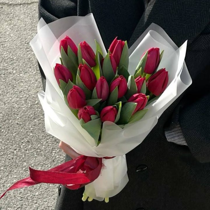 15 красных тюльпанов в Севастополи