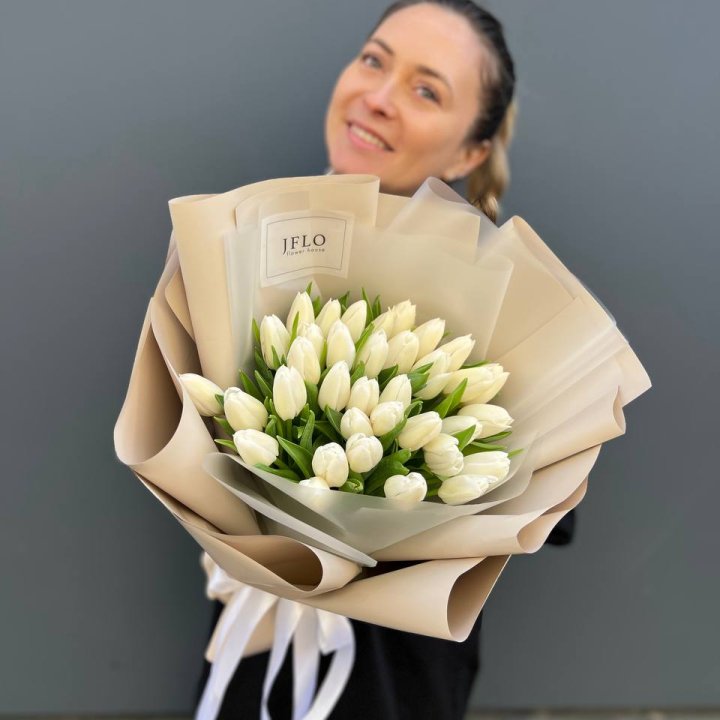 35 белых тюльпанов в Севастополи