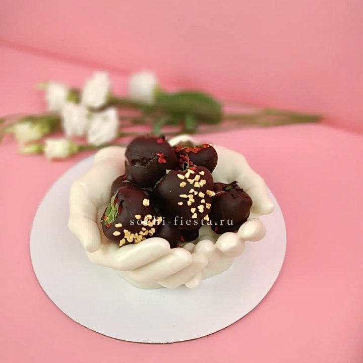 Клубника в шоколаде на шоколадных ладонях  в Севастополи