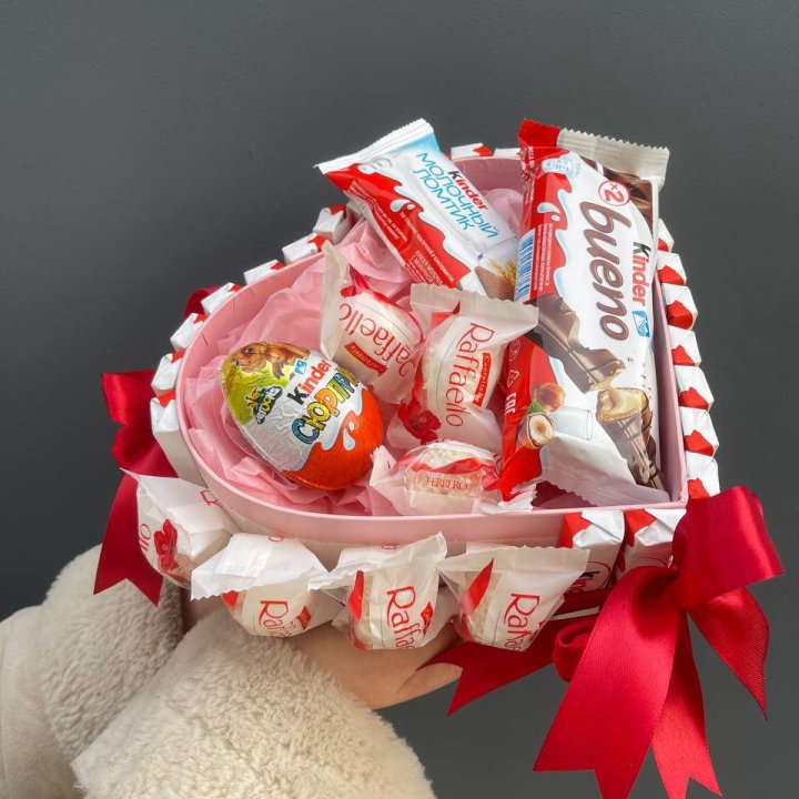 Бокс киндерами и раффаэлло в Севастополи