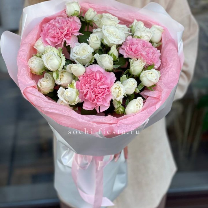 Букет розы с диантусами "Блэш" в Севастополи