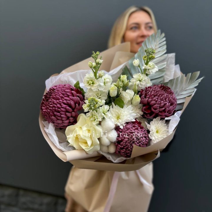 Хризантемы с маттиолой розами эустомой Чика в Севастополи