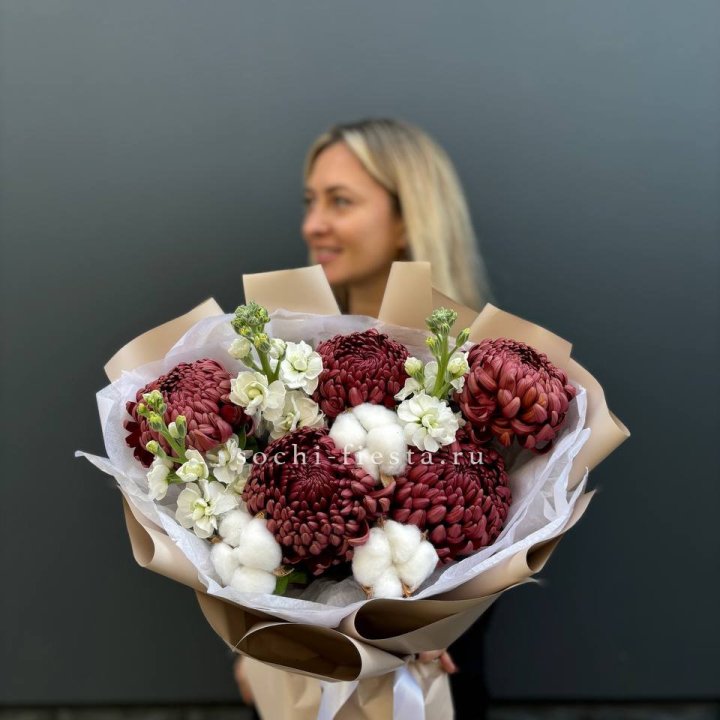 Хризантемы с маттиолой в Севастополи